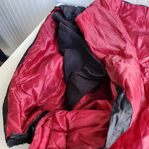EDDIE BAUER Rectangle One Person Sleeping Bag 32" x 84"- Red and Black - Picture 4 of 9